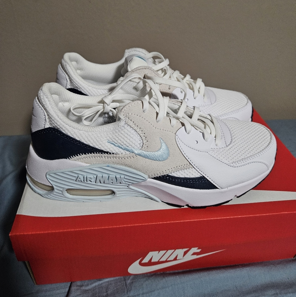 WMNS NIKE AIR MAX EXCEE size 8